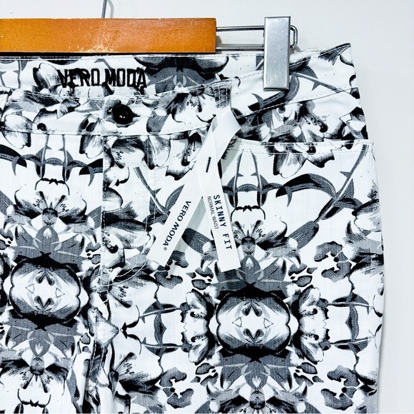 VERO MODA White & black floral skinny jeans - Picture 7 of 10